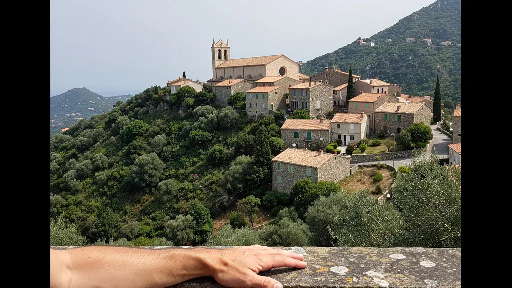 Village corse perché dans le maquis avec maisons en pierre traditionnelles