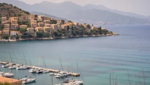Vue panoramique du golfe de Saint-Florent avec port de plaisance et montagnes du Nebbiu