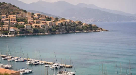 Vue panoramique du golfe de Saint-Florent avec port de plaisance et montagnes du Nebbiu
